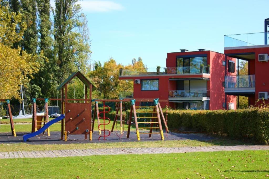 Butique Apartman Grand Balatonlelle Bagian luar foto